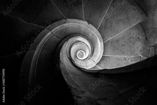 portogallo, la spirale di una scala a chiocciola di un monastero, in bianco e nero