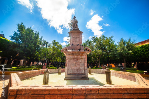Tableau sur toile Fountain of the Marquis in the Plaza de Armas of Queretaro