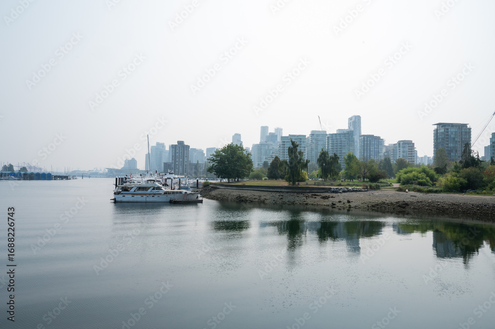 Naklejka premium vancouver skyline at sunset