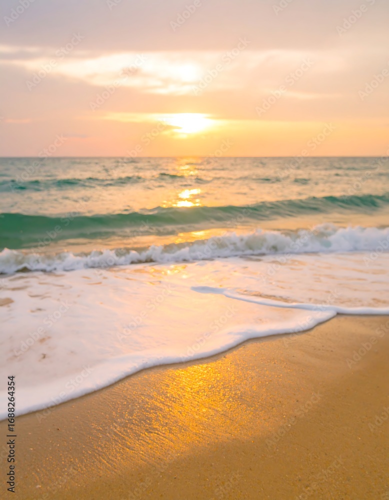 Obraz premium Golden sunset over tranquil ocean waves