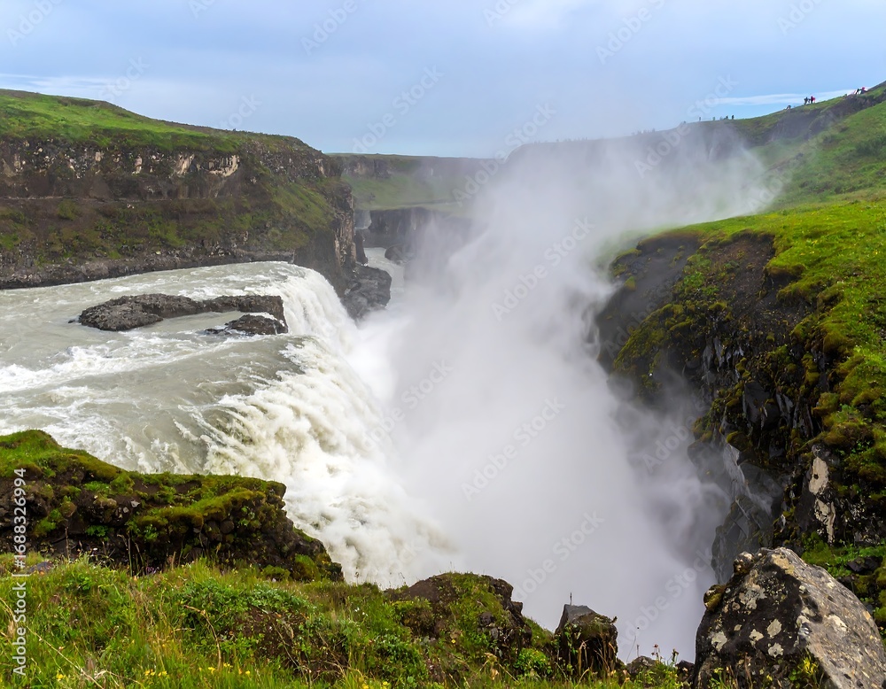 Fototapeta premium Dramatic waterfall cascading down rocky cliffs