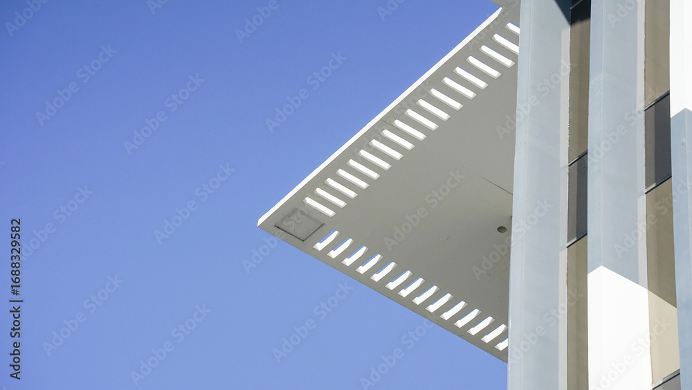 Obraz premium modern building with blue sky