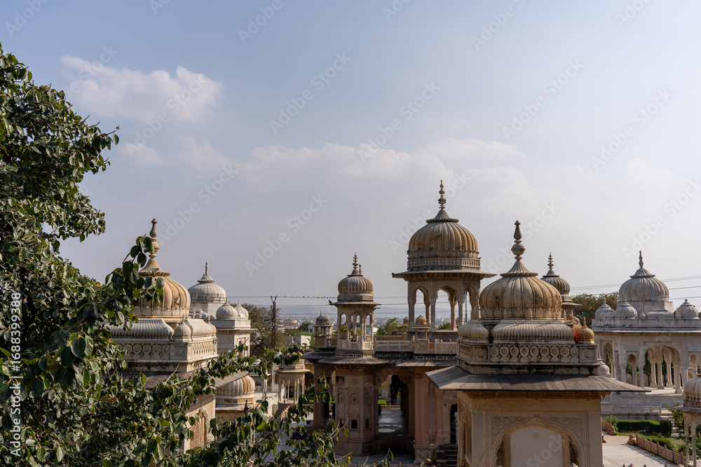 Obraz premium Panoramic View of Domed Cenotaphs at Gaitore Ki Chhatriyan, Jaipur, India