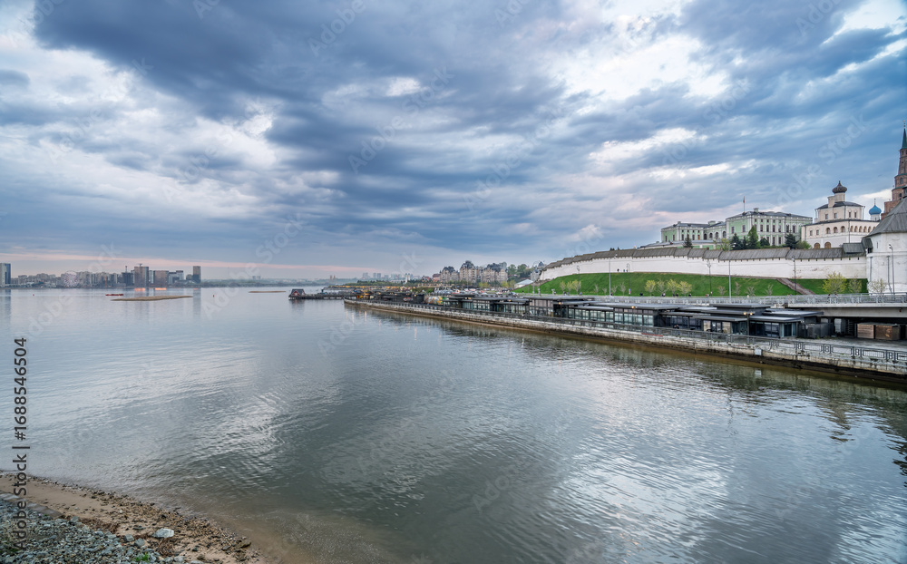 Obraz premium Cityscape of the embankment of the city of Kazan and the Kazan Kremlin. Russia