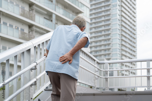 階段を登るシニア男性