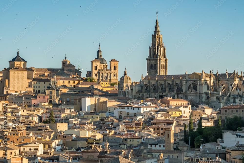 Fototapeta premium Sunrise view of the historic cityscape of Toledo, Castilla-La Mancha, Spain.
