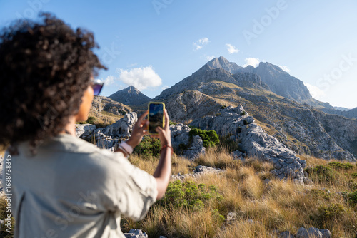 Foto Adventurous woman photographs Puig Major in the Sierra de Tramuntana, Majorca