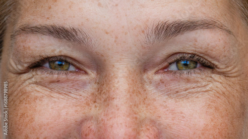 Foto Close up of smiling female eyes looking at camera with wrinkles