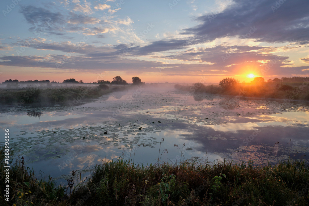 Obraz premium Misty dawn over the lake.