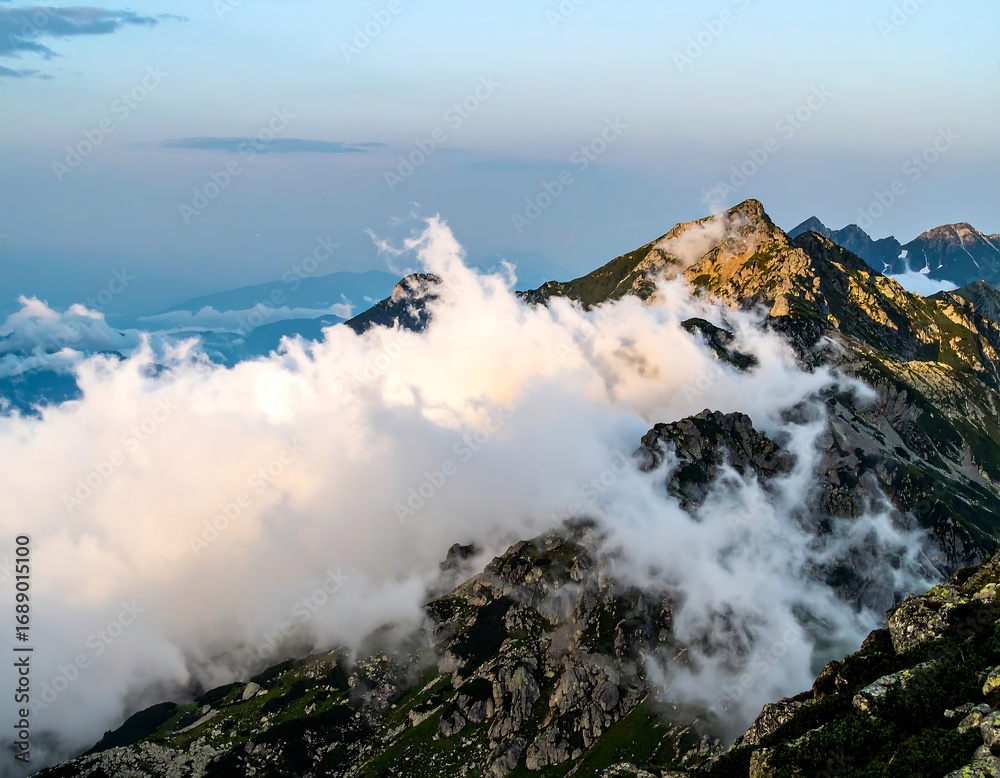 Obraz premium Misty mountain peaks at dawn