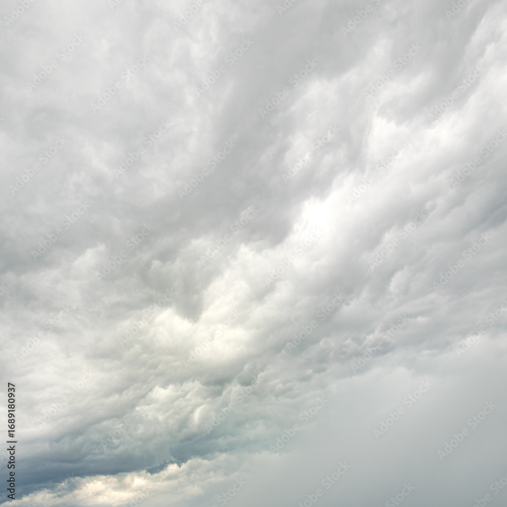 Fototapeta premium Cloudy sky background, perfect for copy space or design elements