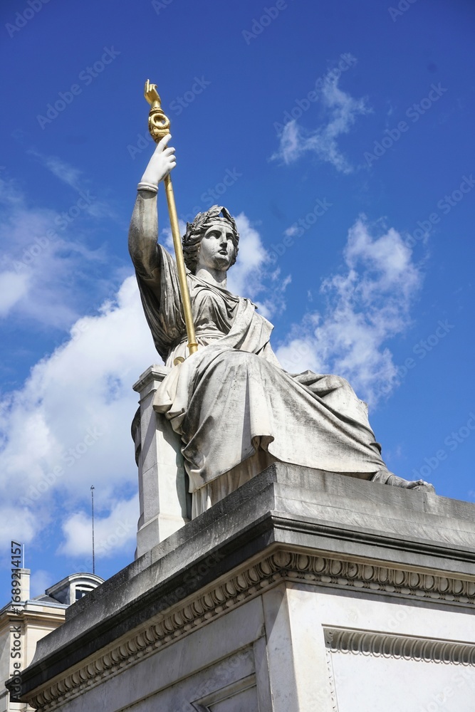 Obraz premium Statue sur la Place du Palais Bourbon devant l'entrée de l'Assemblée Nationale à Paris France
