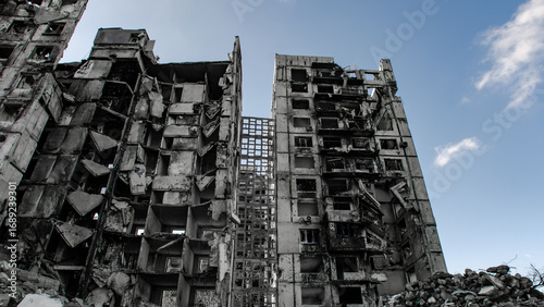 Cuadro en lienzo ruined street and destroyed houses in Kiev war in Ukraine