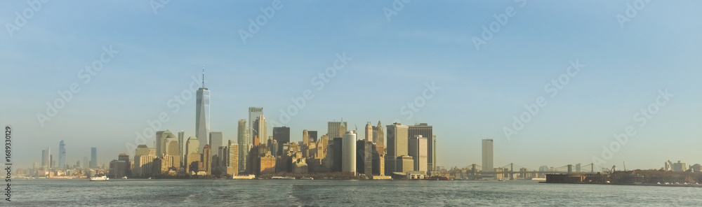 Obraz premium Vista panorámica de la ciudad de Nueva York desde Staten Island, EE.UU. Rascacielos del Distrito Financiero al sur de la isla de Manhattan.