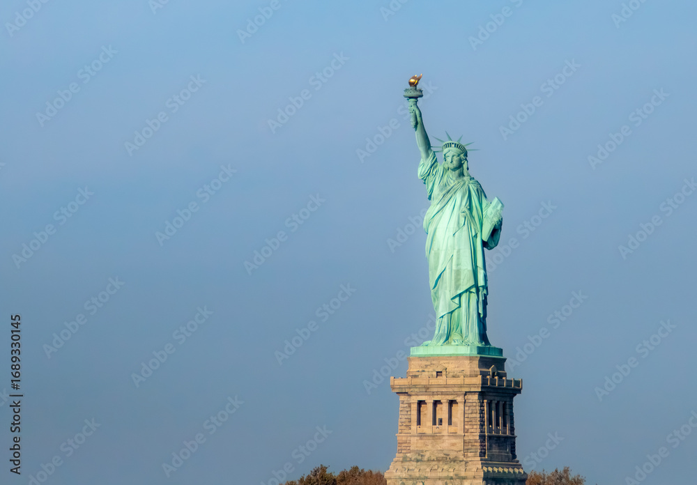 Obraz premium Estatua de la Libertad, La Libertad Iluminando al Mundo, Estados Unidos. La famosa estatua neoyorquina se encuentra en la Isla Ellis. EE. UU.