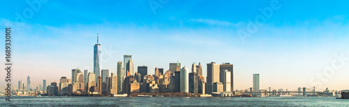 Vista panorámica de la ciudad de Nueva York desde Staten Island, EE.UU. Rascacielos del Distrito Financiero al sur de la isla de Manhattan.