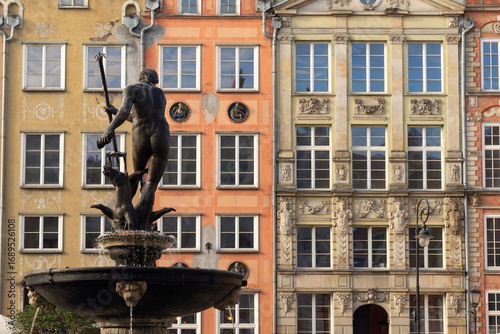  Fuente de Neptuno y fachadas de la plaza Długi Targ de Gdansk