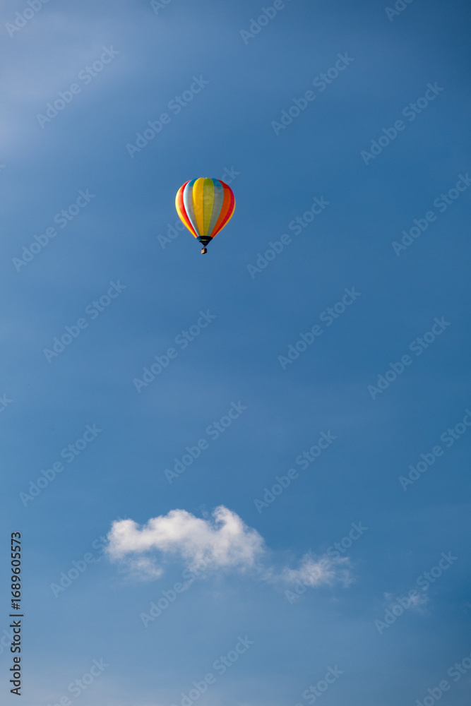Fototapeta premium Hot air ballon on a summers day
