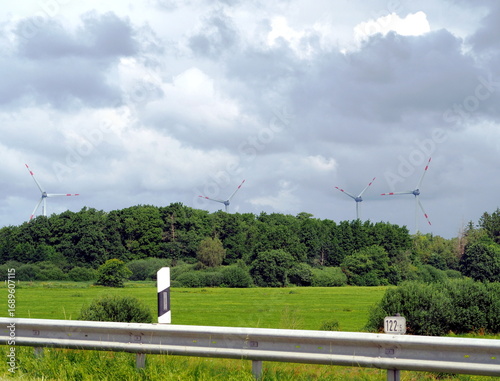 Windkraftanlagen an einer Landstraße