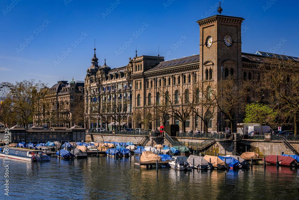 Naklejka premium Cityscape of Zurich, Switzerland, view over the Limmat River in Altstadt