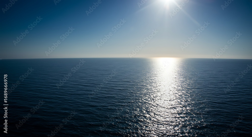 Obraz premium Sun reflecting on the ocean water.