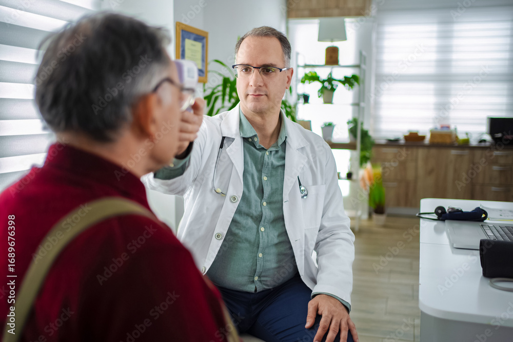 Obraz premium Doctor examines elderly patient in a warm and inviting clinic