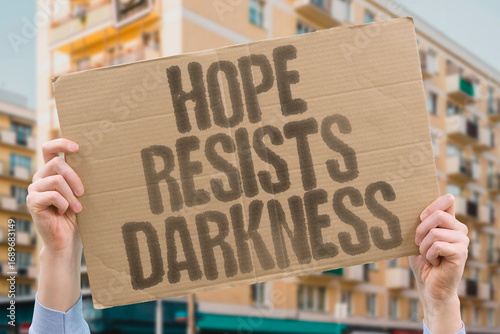 Εκτύπωση καμβά "Hope resists darkness"