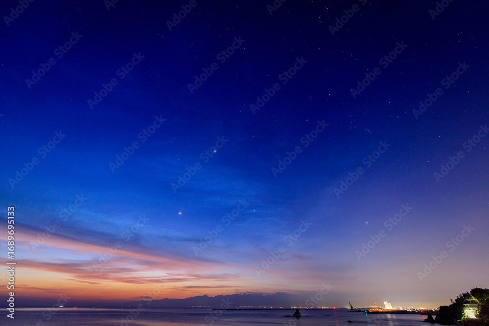 Obraz premium 高岡市、雨晴より眺める富山湾の夜明け