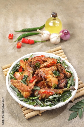 Fotografie Ayam Tangkap is a typical Acehnese dish made from chicken fried with typical Acehnese spices and herbs