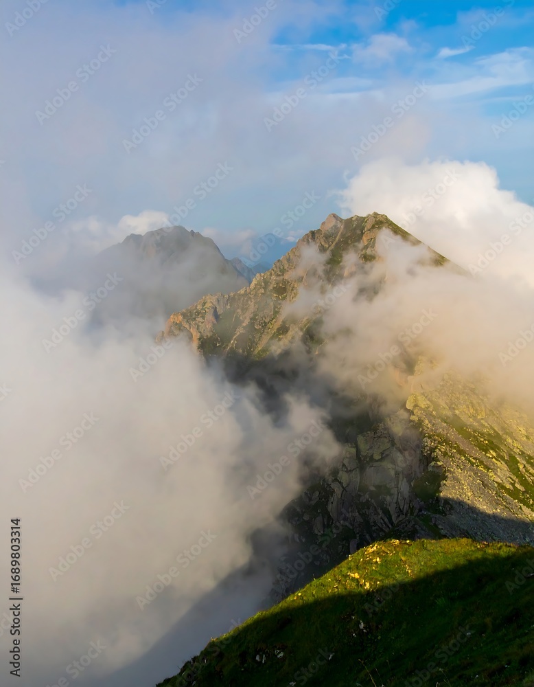 Fototapeta premium Misty mountain peaks (2)