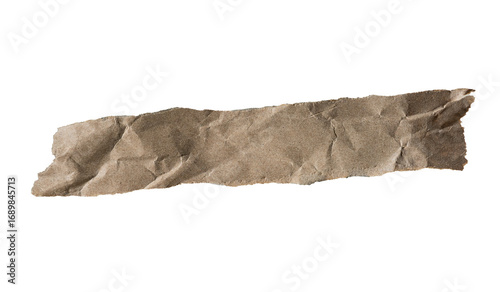 Tira de papel kraft arrugado y rasgado sobre fondo negro
