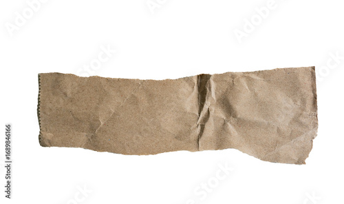 Fragmento de papel kraft rasgado con texto sobre fondo aislado