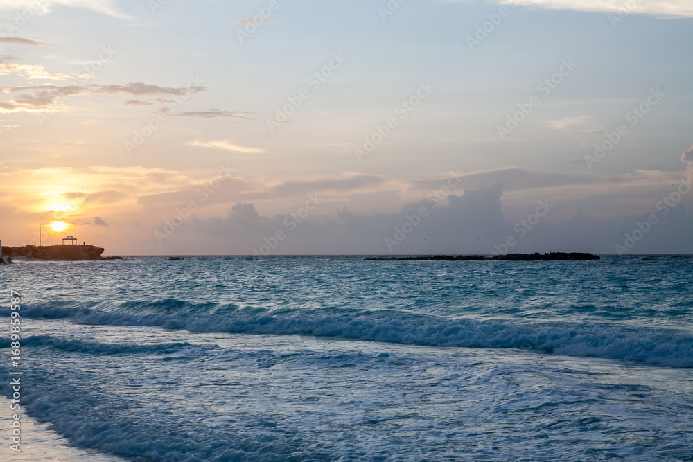 Obraz premium Sunrise over the Caribbean Sea in Cancun