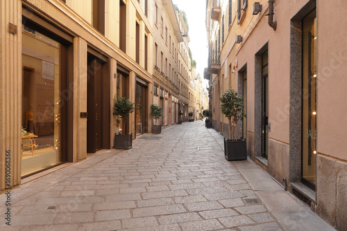 Fotografía Via della Spiga in the historic center of Milan, the fashion district, the fashion quadrilateral, on a summer morning of an August Sunday, with the city still half empty due to the summer holidays