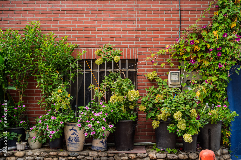 Naklejka premium 화단이 있는 집