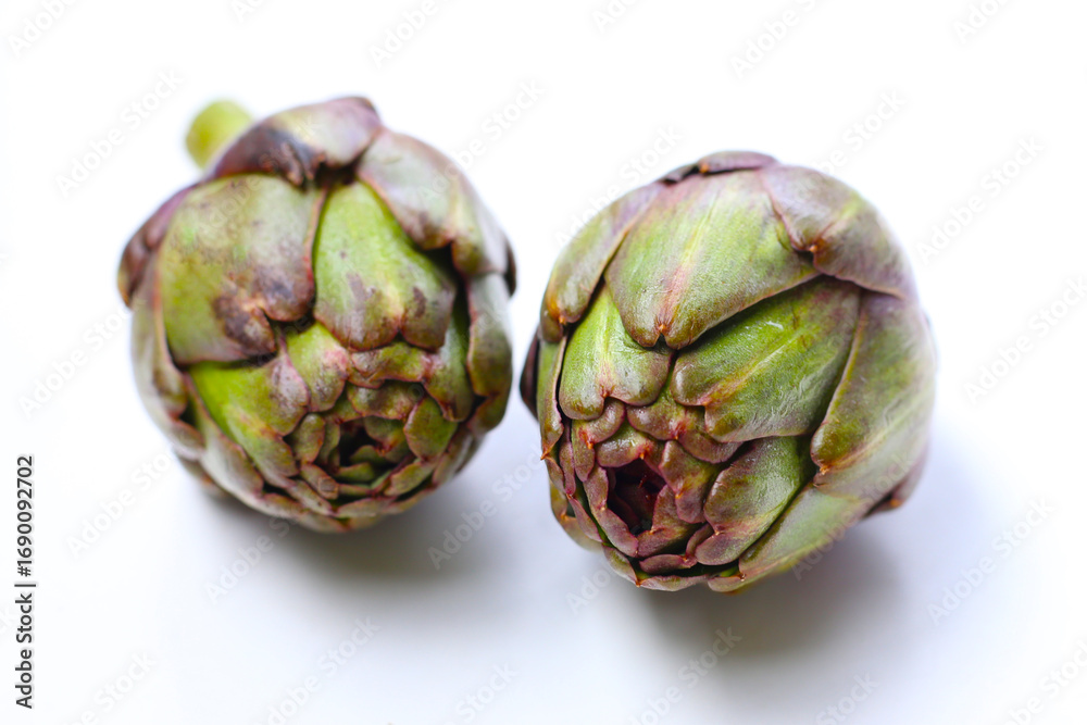 Obraz premium Fresh artichokes with green-purple tones
