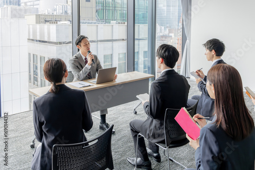 Canvastavla 会見で話す男性