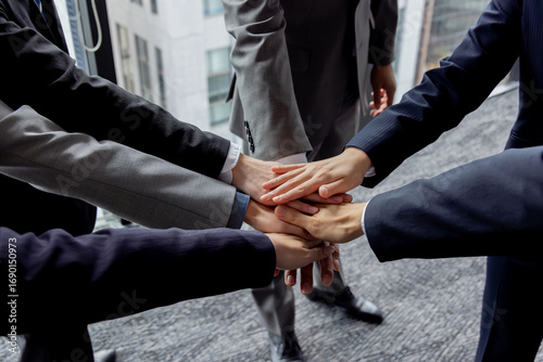 円陣　手を重ねる　ビジネスイマージ