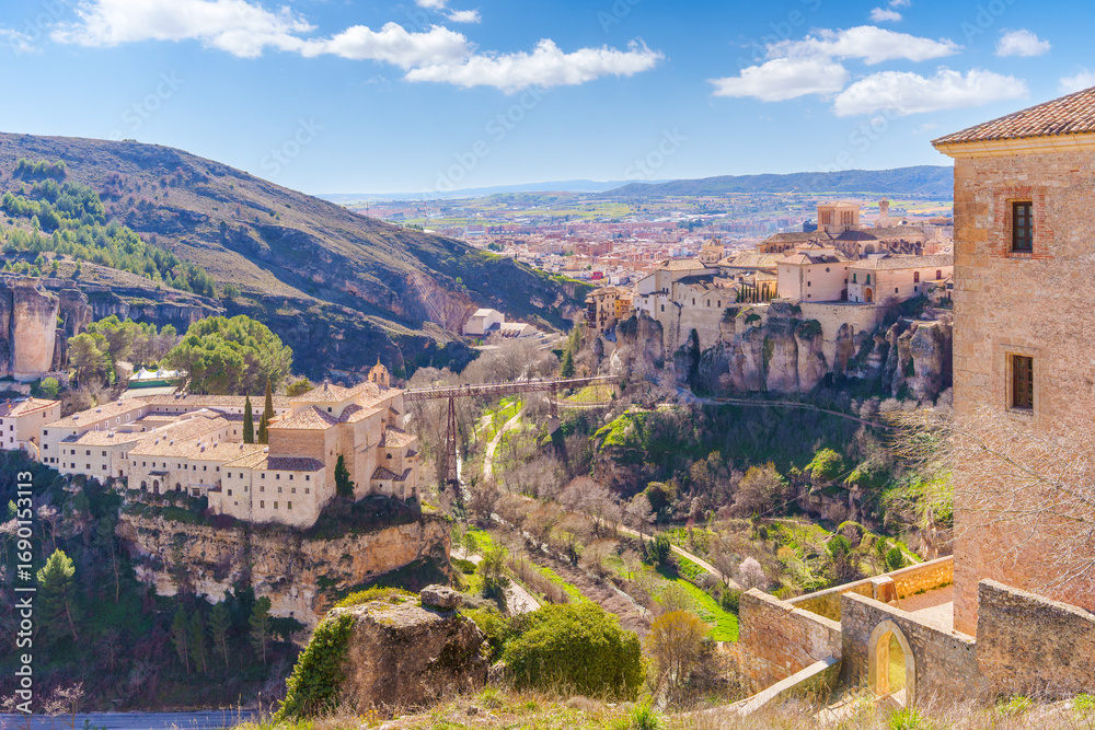 Naklejka premium Cuenca cityscape featuring the hanging houses, spain, during a sunny spring day