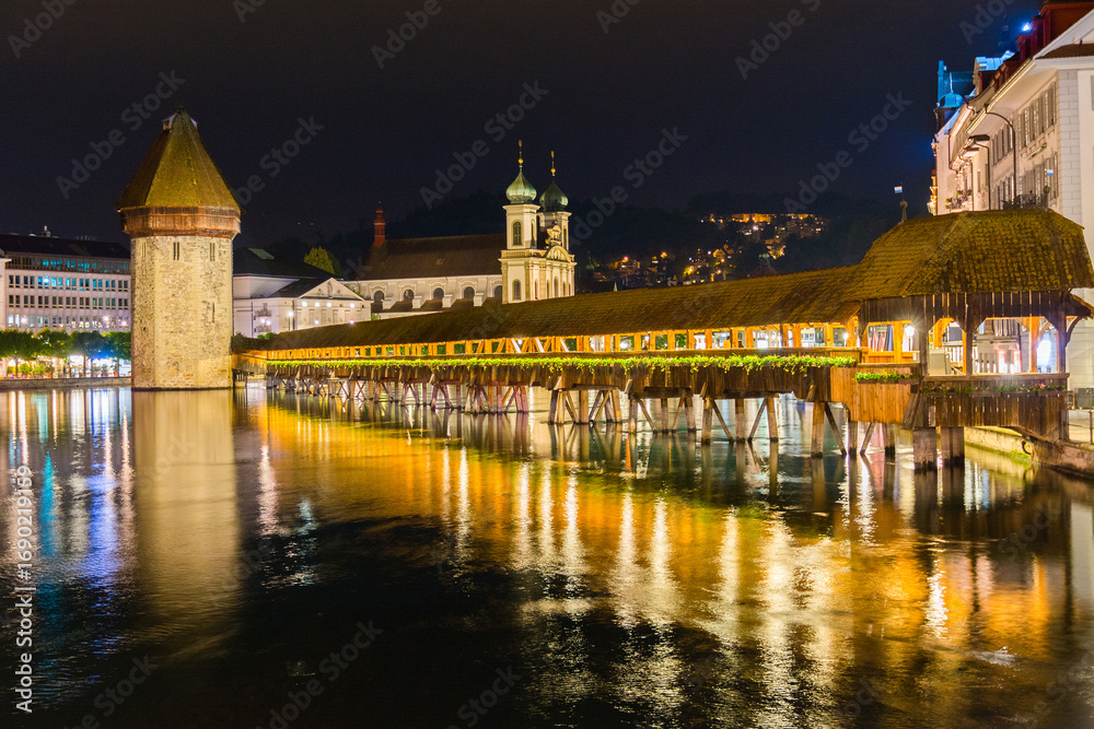 Fototapeta premium City skyline, night at Chapel Bridge, Lucerne (Luzern), Switzerland