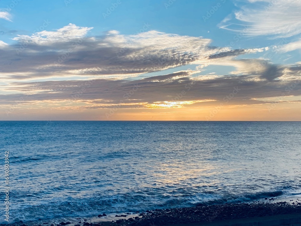 Fototapeta premium sunset over the ocean 