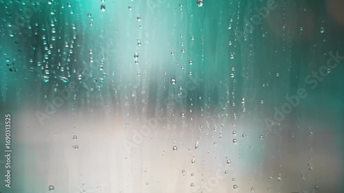 雨の日の窓　水滴が流れていく