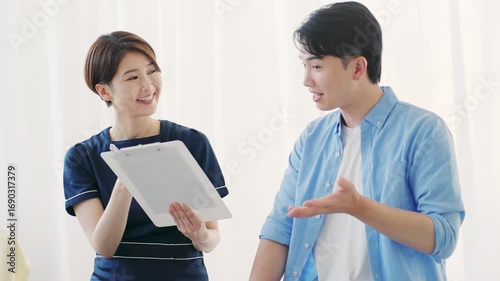 ひげ脱毛する若い男性をカウンセリングをするセラピスト	
