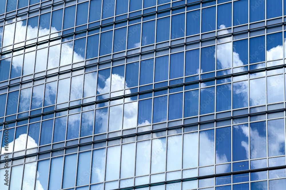 Fototapeta premium 都心建築探訪 汐留超高層ビル群に映る夏空