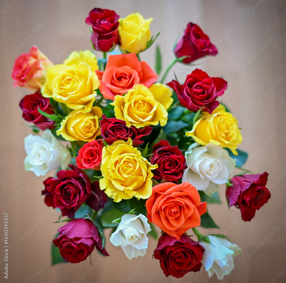 Obraz premium Ein Strauß bunter Rosen