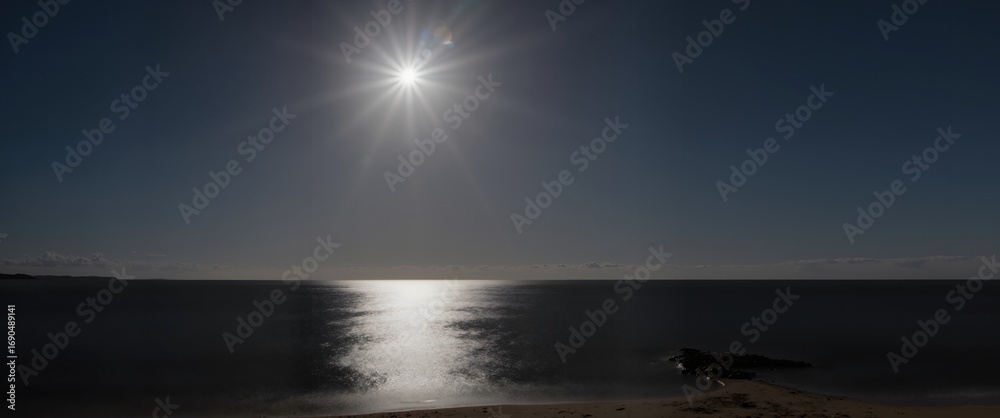 Fototapeta premium sun rising over the sea