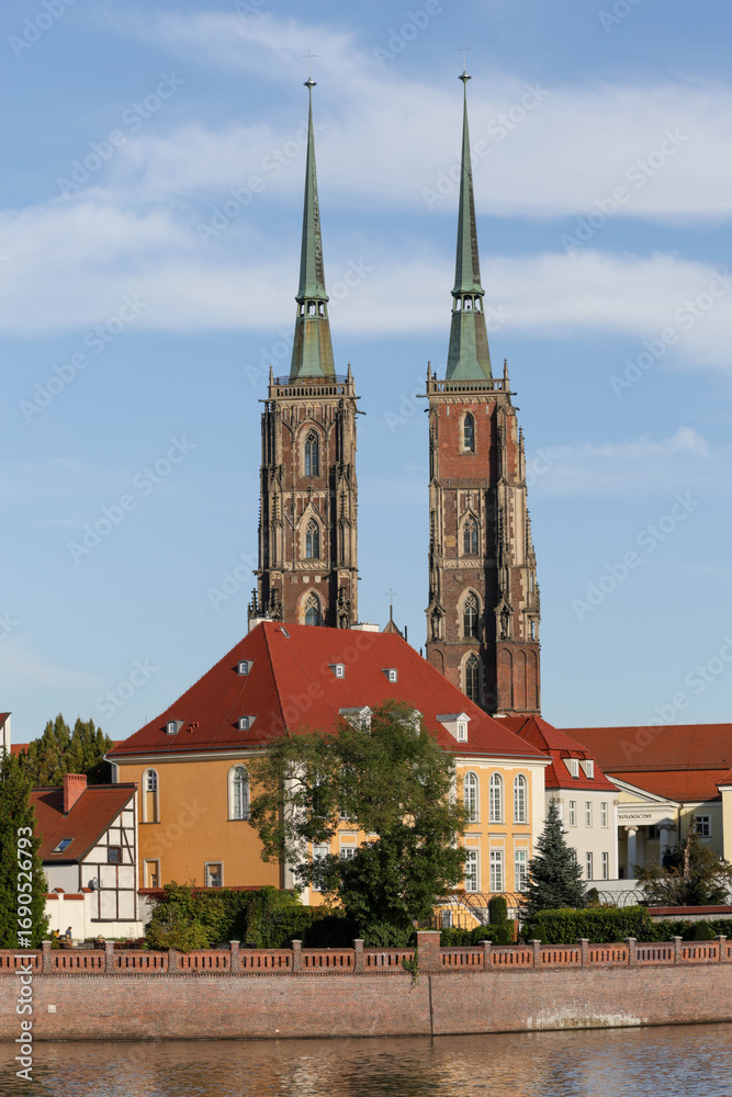 Naklejka premium Wroclaw, Poland -10/21/2023: Wroclaw during a beautiful Autumn Afternoon