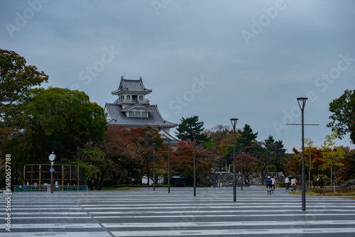 Wallpaper Mural 秋空の下に佇む城 Torontodigital.ca