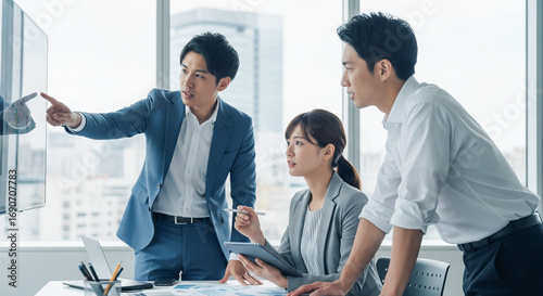 Wallpaper Mural オフィスで打ち合わせをする日本人ビジネスチーム Torontodigital.ca