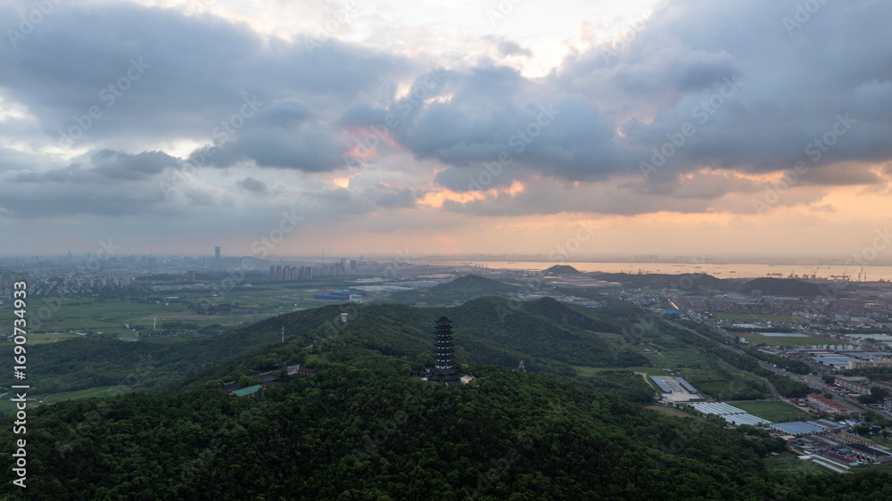 Fototapeta premium The scenery of Lingfeng Tower before sunset